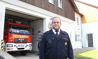 Löschgruppenleiter Ruben Terbach vor dem Altgebäude, das den Einsatzkräften künftig mehr Platz bieten soll. - Burkhard Battran