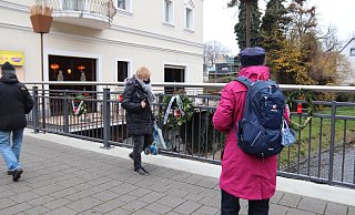 Passanten zeigten sich irritiert über den stillen Protest in der Herforder Innenstadt. - Alexandra Golfinger