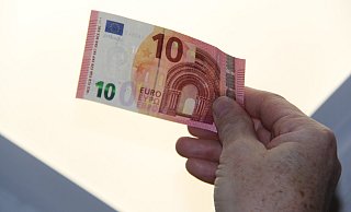 Bei der Gegenlichtprobe wird deutlich, dass sich unter der Ziffer Eins der Sicherheitsfaden dunkel abhebt. - Alexander Graßhoff