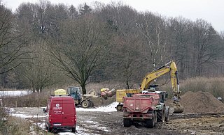 Ein ungewöhnlicher Anblick an der Buschkampstraße. Mitten im Naturschutzgebiet fahren Bagger auf. Dahinter steckt die große Trockenheit der vergangenen Jahre. - Peter Unger