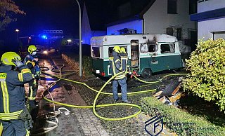 Ein Wohnwagen brannte in der Schillerstraße vollständig aus. Das Feuer war schnell unter Kontrolle. - Feuerwehr Rheda-Wiedenbrück