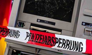 Mit brutaler Gewalt hatten sich zwei maskierte Männer Zugang zur Sparkassenfiliale an der Bielefelder Straße in Steinhagen verschafft. Ihr Versuch, den Bankautomaten zu sprengen, war jedoch gescheitert. - Symbolfoto/picture alliance