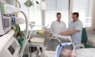 Die Arbeit in den Krankenhäusern hat sich seit Corona verändert. Es wird noch mehr Hygiene und Abstand vorgeschrieben. Doch gleichzeitig sind nicht alle Räume dafür ausgelegt. Das bereitet einem Bielefelder Patienten Sorgen. - khwe