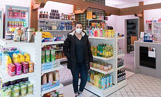 Suna Savkin bedient im Kiosk Beyza an der Kastanienallee. Der Kiosk bringt wieder Leben in die Räume der früheren Fleischerei Wias. - Ralf Bittner
