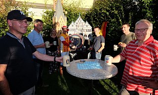 Zum privaten Bierbrunnen luden Juliane und Claus Wiesbrock Freunde und Bekannte. Als "Jubelhennes" zapfte der Hausherr vor stilechter Kulisse. - Hans-Hermann Igges