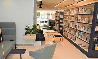 Die gemütliche Einrichtung und das neue Konzept der Bibliothek kommen bei Nutzern wie Mitarbeiterinnen überwiegend gut an. Doch nach eineinhalb Jahren Erfahrung damit berichten die beiden Leiterinnen Claudia Thye und Heike Schniedermeier auch von Problemen. - Karin Prignitz