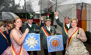 Lachen den Regen einfach weg: Schützenkönigin Monika Koch (v.l.), ihr Ehemann Sascha Koch, Königsträßer-Hauptmann Andreas Kneer, Zeremonienmeister Olaf Hildebrandt und Zeremonienmeisterin Silke Bauer. - Ulrich Petzold