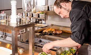 Andreas Kirsch ist Inhaber und Koch der Pfeffermühle in Löhne. Momentan wirbelt er aber wegen der Corona-Beschränkungen nicht in der Küche. - D&D Fotostudio Herford