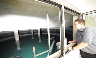 Dunkles Reservoir: In den Reinwasserbehältern im Wasserwerk Rahden befinden sich insgesamt rund 2.500 Kubikmeter Trinkwasser. Werkleiter Christoph Flieder bittet, Wasser zu sparen. - Joern Spreen-Ledebur