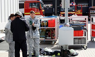 Chemikalie in Logistikhalle ausgelaufen: Die Einsatzkäfte der Feuerwehr durften sich dem Sack nur mit entsprechenden Schutzanzügen nähern. - Jens Reichenbach