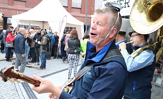 Sorgt für Stimmung: Die Jazzpolizei patrouilliert die Feierlichkeiten zur Einweihung der Königsplätze. - Holger Kosbab