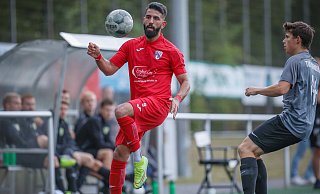 Einen Schritt schneller: Türk Sports Oguzhan Topalca (l.) gewinnt hier den Ball gegen Dornbergs Mirco Felske. Foto: sarah Jonek - Sarah Jonek
