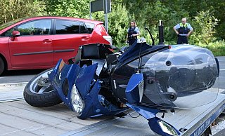 Trotz Bremsversuch kracht der Rollerfahrer auf einen Kleinwagen. - Thomas Kube