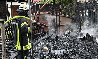 Auf dem Campingplatz „Jägerkrug“ müssen die Feuerwehrleute einen Brand löschen. - Andreas Eickhoff