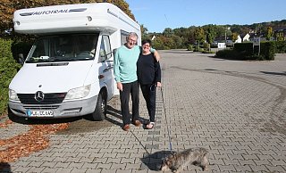 Zielgenau: Ralf Romey und Christa Krüger haben sich bewusst für den Wohnmobilstellplatz auf der Kiewiese entschieden, weil der perfekt ausgestattet ist und ruhig an der Werre gelegen ist. Künftig könnten in diesem Bereich zusätzliche Häuschen entstehen, womit das Sport- und Freizeitbad H2O auch Nichtmobilisten ansprechen möchte. - Peter Steinert