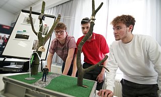 Für "Jugend forscht" haben sich Chris Raphael Pietras, Jonathan Franke und Lukas Günther Gedanken über eine neue Art von Windenergie gemacht. - www.gerald-dunkel.de