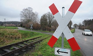 Ohne Schrankenanlage: der Bahnübergang Brümmelstraße. Rund 150 bis 200 Fahrzeuge fahren hier am Tag entlang. - Joern Spreen-Ledebur