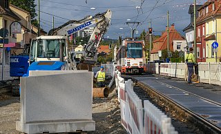 Für eine barrierefreie Stadtbahn in Sieker wird eine Haltestelle geopfert. Derzeit laufen die Bauarbeiten für den nächsten Hochbahnsteig. - Foto: Andreas Zobe/NW
