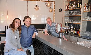 Sabrina Schüler und Denis Mann sowie Mitarbeiter Jörn Maikranz in den neu gestalteten Räumen - Frank Jasper
