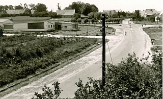 Wo sich damals noch Straßen kreuzten, steht heute eine Brücke über einer breiten Straße. Der Strom wurde noch überirdisch geliefert. - Archiv Bartling
