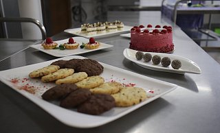 Vielfältige Leckereien: Cookies, Mini-Törtchen, Trüffel und einiges mehr bereitet Katharina Heterle in ihrer Backstube zu. - Björn Kenter