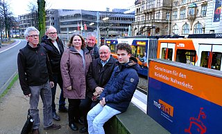 Mut zur Verkehrswende fordern Roland Tillmann (Radentscheid, v.l.), Hermann Janßen (Verdi OWL), Katja Häckel (Bielefelder Jugendring), Norbert Müller (ehemaliger Geschäftsführer der BGW), Godehard Franzen (Pro Nahverkehr) und Benjamin Angermann (Fridays for future).