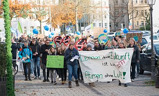 Mehr Teilnehmer als bei den frühen Aktionen von Fridays for Future in Herford ziehen durch die Stadt. - Ralf Bittner