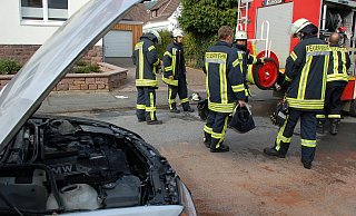 Der Brand war im Motorraum des BMW entstanden. Die Feuerwehr hatte den Brand innerhalb weniger Minuten gelöscht. - Mathias Brüggemann