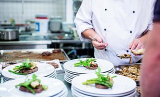 Mitarbeiter in Restaurants, Cafés und Hotels leiden unter den aktuellen Schließungen. - Pexels