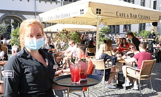 Nele Striewe-Kertscher bedinet die Gäste in der Bar Celona. Laut Homepage sucht auch die Bar Celona Personal. - Holger Kosbab (Archivfoto)