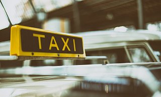 Auch ein weiterer Taxifahrer hilft bei der Verfolgung der Verdächtigen. - Pixabay (Symbolfoto)