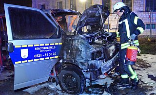 Drei Fahrzeuge des Ordnungsamtes gingen bei dem Brandanschlag in Flammen auf.  - Barbara Franke