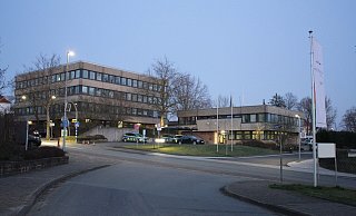 Zu Beginn der 1970er-Jahre waren die Gebäude auf dem Eck der Straßen Landfurt und Prozessionsweg von Land NRW neu errichtet worden. In viergeschossige Haus zogen die Mitarbeiter des Amtes für Agrarordnung ein, rechts daneben die Beamten der Polizei. Im hinteren Teil des Grundstücks liegt die ehemalige Cafeteria. - Dieter Scholz