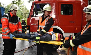 Die Rettungsdienste sind ebenfalls an der großen Übung in Brockhagen beteiligt. Insgesamt gilt es, fünf verletzte Personen zu versorgen. - Birgit Nolte