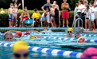 Die Saison im Gütersloher Nordbad, hier eine Aufnahme vom 24-Stunden-Schwimmen im August, ist in der vergangenen Woche zuende gegangen. Das Wasser verbleibt jedoch bis März im Becken, könnte danach aber theoretisch zur Bewässerung von Grünflächen verwendet werden. Bei den Stadtwerken denkt man darüber nach. - Andreas Frücht