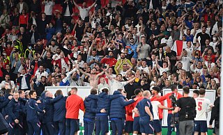 Dicht an dicht: Abstandslos und maskenlos feierten die Zuschauer im Wembley-Stadion - hier beim Sieg von England über Dänemark. - picture alliance / SvenSimon | Frank Hoermann