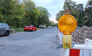 Die Hinterhof-Atmosphäre beim Parkplatz an der Godelheimer Straße soll durch eine ordentliche Parkgeometrie ersetzt werden. - Burkhard Battran