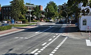 Wieder freigegeben: Die Schloßstraße ist nun am Rathaus wieder durchgängig befahrbar. Die Fußgängerampel soll am Montag in Betrieb genommen werden. - Raphael Athens