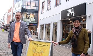 Geschäftsführer Jens Klingemann und Abteilungsleiterin Petra Voß aus Albaxen, die seit 30 Jahren den Bereich Kindermoden leitet. - Burkhard Battran