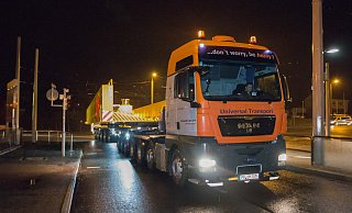 Nachts unterwegs: Die erste Etappe hatte der Transport am Donnerstag bereits gemeistert. - Foto: Universal Transport Michels GmbH & Co. KG
