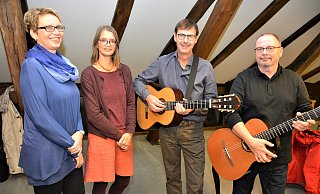 Erinnern sich: Danuta Ahrends und Anna Radtke sowie die beiden Musiker Thomas Stein und Edgar Kraul (v. l.) stoßen mit ihrem Programm im Bürgerhaus auf großes Interesse. - Karin Prignitz