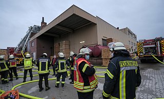 Die Feuerwehr eilte am Dienstag zum zweiten mal zum Einsatz an die Vinner Straße. Das Feuer im Spänebunker ist wieder aufgeflammt. - Andreas Zobe