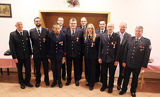 Kreisbrandmeister Rudolf Lüke (l.) mit den geehrten Feuerwehrleuten sowie Ehrenbrandmeister Hubertus Nostitz, (v. r.) Bürgermeister Hubertus Grimm und dem stellvertretenden Wehrführer Sebastian Ewen (4. v. r.). - Burkhard Battran