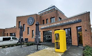 Auf mehr als 800 Quadratmetern lockt "Timms Einrichtungshaus". Die Telefonzelle vor dem Eingang ermöglichte jungen Kunden auf dem firmeneigenen Mini-Weihnachtsmarkt eine direkte Verbindung zum Nordpol. - Jonas Damme
