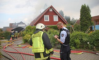 Feuerwehr-Chef Rüdiger Meier im Gespräch mit einem Polizeibeamten. - Florian Weyand