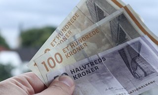 Für die Urlaubskasse: Bargeld für Ferien außerhalb der Eurozone, wie hier dänische Kronen, gibt es bei den heimischen Banken und Sparkassen. - Jens Reddeker
