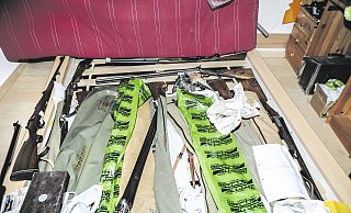 Im Lattenrost versteckt: Direkt unter der Matratze hortete der 52-Jährige aus dem Kreis Höxter Waffen. - LKA Sachsen-Anhalt