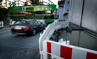 Letzte Reste der Baumaßnahame: Einige Barken stehen noch neben der Ein- und Ausfahrt an der Eickhoffstraße. - Andreas Frücht