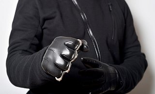 Der Angeklagte soll einen Schlagring benutzt haben. - (Symbolbild): Pixabay