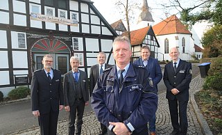 Thomas Müller (vorn) ist neuer Bezirksbeamter der Polizei in Stemwede. Für die neue Aufgabe wünschten ihm auch Sven-Otto Deubel (Leiter Polizeiwache Espelkamp), Werner Bahnemann (Ordnungsamt Stemwede), Landrat Ralf Niermann, Bürgermeister Kai Abruszat und Matthias Schmidt (Abteilungsleiter Polizei) alles Gute. - Joern Spreen-Ledebur
